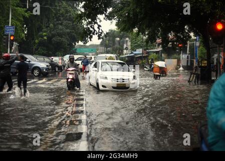 Jakarta, Indonesien. 9.. Februar 2015. Der Verkehr auf einer Straße im Zentrum von Jakarta, nach einem anhaltenden Regen, verließ die Hauptstadt Indonesiens überflutet. Stockfoto