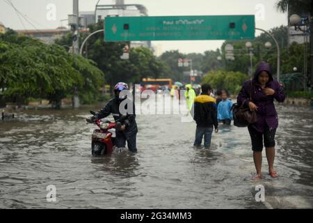 Jakarta, Indonesien. 9.. Februar 2015. Der Verkehr auf einer Straße im Zentrum von Jakarta, nach einem anhaltenden Regen, verließ die Hauptstadt Indonesiens überflutet. Stockfoto