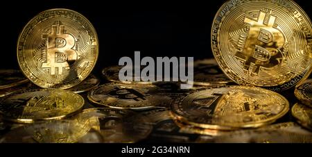 Hintergrund des Banners der Bitcoin-Technologie. Nahaufnahme goldener Bitcoins auf dunklem Hintergrund mit Kopierraum, Investitionskonzept für Kryptowährungen. Digitale Zukunft c Stockfoto