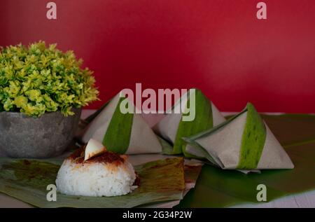 Eine Portion Nasi Lemak, Reis gekocht mit Kokosmilch, ein beliebtes lokales Gericht in Malaysia. Selektive Fokuspunkte. Unscharfer Hintergrund Stockfoto