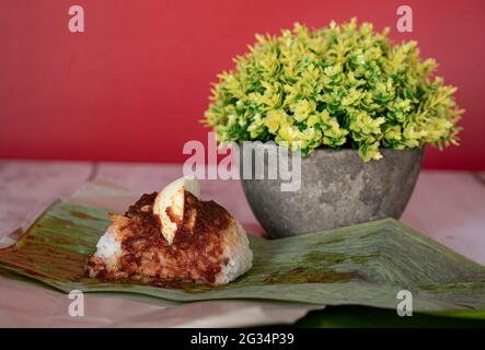 Eine Portion Nasi Lemak, Reis gekocht mit Kokosmilch, ein beliebtes lokales Gericht in Malaysia. Selektive Fokuspunkte. Unscharfer Hintergrund Stockfoto