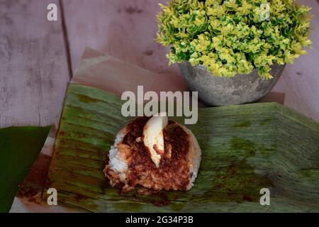 Eine Portion Nasi Lemak, Reis gekocht mit Kokosmilch, ein beliebtes lokales Gericht in Malaysia. Selektive Fokuspunkte. Unscharfer Hintergrund Stockfoto