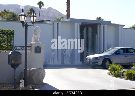 Palm Springs, Kalifornien, USA 10. Juni 2021 EINE allgemeine Sicht auf die Atmosphäre des ehemaligen Wohnhauses von Entertainer Liberace, Piazza Di Liberace, an der 1441 W. Kaweah Road in Vista Las Palmas in Palm Springs, Kalifornien, USA. Foto von Barry King/Alamy Stockfoto Stockfoto