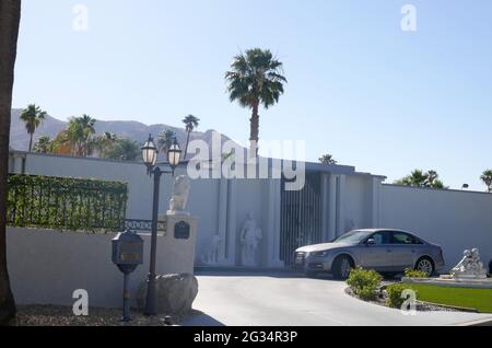 Palm Springs, Kalifornien, USA 10. Juni 2021 EINE allgemeine Sicht auf die Atmosphäre des ehemaligen Wohnhauses von Entertainer Liberace, Piazza Di Liberace, an der 1441 W. Kaweah Road in Vista Las Palmas in Palm Springs, Kalifornien, USA. Foto von Barry King/Alamy Stockfoto Stockfoto