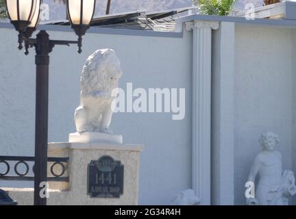 Palm Springs, Kalifornien, USA 10. Juni 2021 EINE allgemeine Sicht auf die Atmosphäre des ehemaligen Wohnhauses von Entertainer Liberace, Piazza Di Liberace, an der 1441 W. Kaweah Road in Vista Las Palmas in Palm Springs, Kalifornien, USA. Foto von Barry King/Alamy Stockfoto Stockfoto