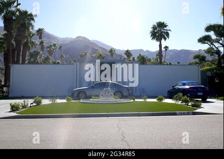 Palm Springs, Kalifornien, USA 10. Juni 2021 EINE allgemeine Sicht auf die Atmosphäre des ehemaligen Wohnhauses von Entertainer Liberace, Piazza Di Liberace, an der 1441 W. Kaweah Road in Vista Las Palmas in Palm Springs, Kalifornien, USA. Foto von Barry King/Alamy Stockfoto Stockfoto