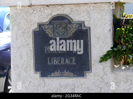 Palm Springs, Kalifornien, USA 10. Juni 2021 EINE allgemeine Sicht auf die Atmosphäre des ehemaligen Wohnhauses von Entertainer Liberace, Piazza Di Liberace, an der 1441 W. Kaweah Road in Vista Las Palmas in Palm Springs, Kalifornien, USA. Foto von Barry King/Alamy Stockfoto Stockfoto