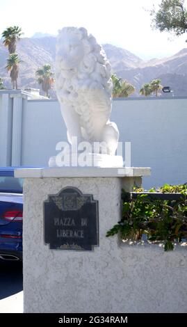 Palm Springs, Kalifornien, USA 10. Juni 2021 EINE allgemeine Sicht auf die Atmosphäre des ehemaligen Wohnhauses von Entertainer Liberace, Piazza Di Liberace, an der 1441 W. Kaweah Road in Vista Las Palmas in Palm Springs, Kalifornien, USA. Foto von Barry King/Alamy Stockfoto Stockfoto