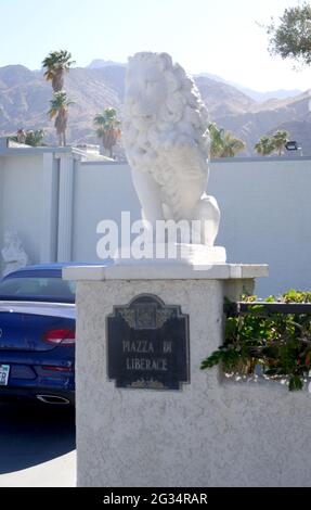 Palm Springs, Kalifornien, USA 10. Juni 2021 EINE allgemeine Sicht auf die Atmosphäre des ehemaligen Wohnhauses von Entertainer Liberace, Piazza Di Liberace, an der 1441 W. Kaweah Road in Vista Las Palmas in Palm Springs, Kalifornien, USA. Foto von Barry King/Alamy Stockfoto Stockfoto