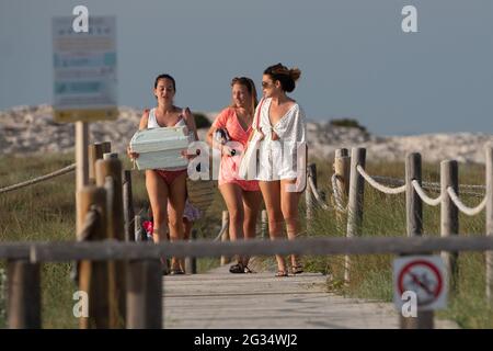 Formentera, Spanien: 2021. Juni 13: Touristen genießen den Strand von Illetes in Formentera in Spanien zu Zeiten von Covid19 Stockfoto