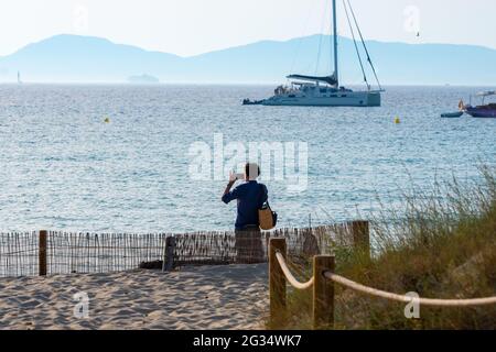 Formentera, Spanien: 2021. Juni 13: Touristen genießen den Strand von Illetes in Formentera in Spanien zu Zeiten von Covid19 Stockfoto