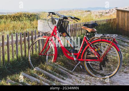 Formentera, Spanien: 2021. Juni 13: Fahrräder am Strand von Illetes in Formentera in Spanien zur Zeit von Covid19 Stockfoto