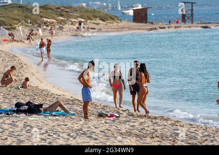 Formentera, Spanien: 2021. Juni 13: Touristen genießen den Strand von Illetes in Formentera in Spanien zu Zeiten von Covid19 Stockfoto