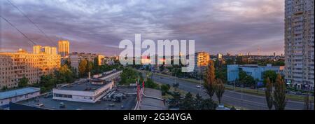 Wunderschöne Sonnenuntergangswolken über einem der Bezirke der Stadt Kiew, Ukraine Stockfoto