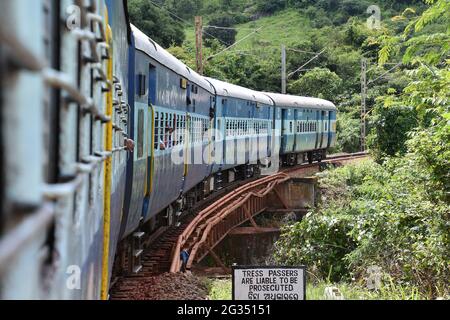 Kirandul Passenger kriecht in Richtung Araku auf bergigem Gelände, Indian Railways Stockfoto