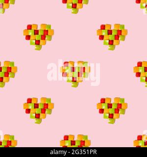Herz in der Technik der Voxelkunst aus Früchten. Gesunde Ernährung und Vitamine Konzept Stockfoto