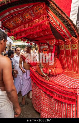 Theyyam Künstler auftreten während Tempelfest in Payyanur, Kerala, Indien. Stockfoto