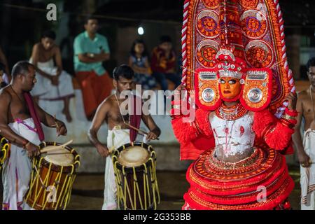 Theyyam Künstler auftreten während Tempelfest in Payyanur, Kerala, Indien. Stockfoto