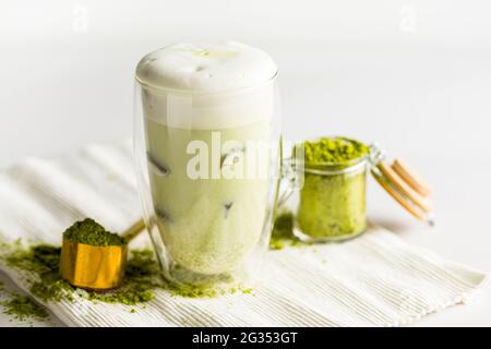 Glas Matcha grüner Tee mit Eiswürfeln Stockfoto