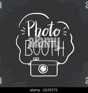 Fotokabine handgezeichnetes Zitat mit alter Fotokamera. Vektorgrafik für Party-Erinnerungen. Doodle-Stil. Stock Vektor