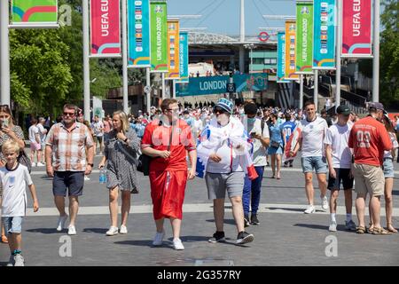 Wembley Stadium, London, Großbritannien. Juni 2021. FOTO: JEFF GILBERT 13. Juni 2021 Wembley Stadium, London, UK England-Fans vor dem Wembley Stadium vor dem England gegen Kroatien Euro 2020-Match Credit: Jeff Gilbert/Alamy Live News Stockfoto