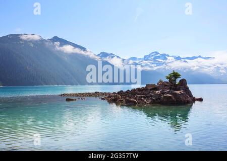 Wanderung zum türkisblauen Wasser der malerischen Garibaldi Lake in der Nähe von Whistler, BC, Kanada. Sehr beliebte Wanderung Ziel in British Columbia. Stockfoto