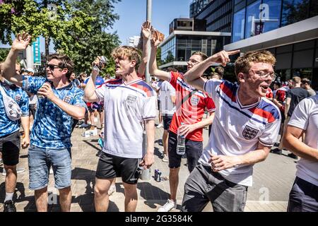 Wembley Stadium, London, Großbritannien. Juni 2021. FOTO: JEFF GILBERT 13. Juni 2021 Wembley Stadium, London, UK England-Fans vor dem Wembley Stadium vor dem England gegen Kroatien Euro 2020-Match Credit: Jeff Gilbert/Alamy Live News Stockfoto