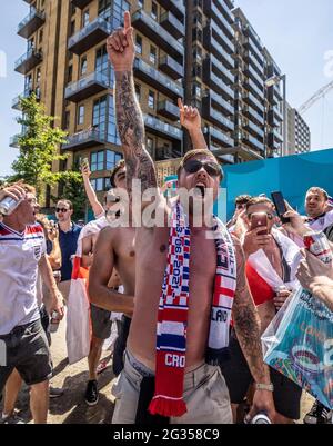 Wembley Stadium, London, Großbritannien. Juni 2021. FOTO: JEFF GILBERT 13. Juni 2021 Wembley Stadium, London, UK England-Fans vor dem Wembley Stadium vor dem England gegen Kroatien Euro 2020-Match Credit: Jeff Gilbert/Alamy Live News Stockfoto