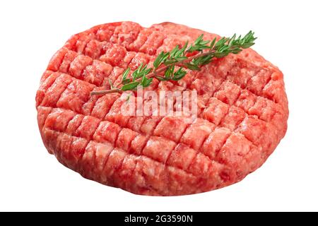 Rohe Hacksteaks für Burger auf weißem Hintergrund isoliert. Rohes Fleisch für Hamburger. Rinderschnitzel. Stockfoto