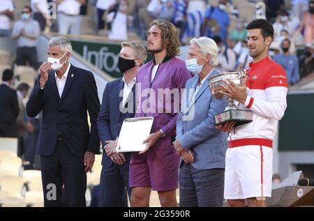 Paris, Frankreich. Juni 2021. Von links, Präsident des französischen Tennisverbands FFT Gilles Moretton, Jim Courier, Finalist Stefanos Tsitsipas aus Griechenland, Bjorn Borg, Sieger Novak Djokovic aus Serbien bei der Siegerehrung des Herrenfinales am 15. Tag von Roland-Garros 2021, French Open 2021, einem Grand Slam Tennisturnier am 13. Juni, 2021 im Roland-Garros-Stadion in Paris, Frankreich - Foto Jean Catuffe/DPPI/LiveMedia Kredit: Unabhängige Fotoagentur/Alamy Live News Stockfoto