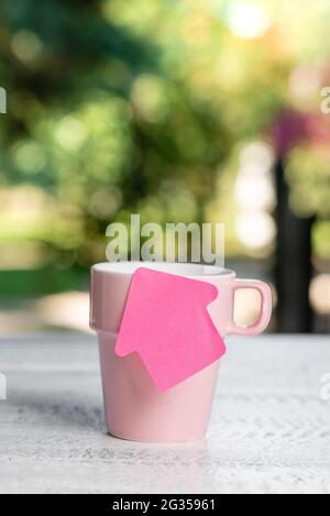 Beruhigende, Erfrischende Umgebung, Ideen Für Den Garten-Coffee-Shop, Entspannungserlebnis Im Freien, Natur Umarmen, Warmes Klima, Außenarbeitsbereich, Schreiben Stockfoto