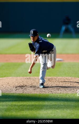 Seattle Mariners Pitcher Yusei Kikuchi (18) spielt den Ball während eines MLB-Spiels in der regulären Saison gegen die Cleveland Indians, Samstag, den 12. Juni 202 Stockfoto