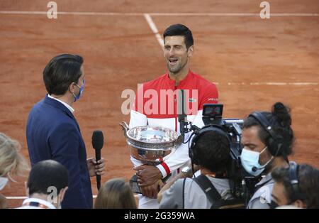 Paris, Frankreich. Juni 2021. Gewinner Novak Djokovic aus Serbien antwortet den Medien nach dem Herrenfinale am 15. Tag der Roland-Garros 2021, French Open 2021, einem Grand Slam Tennisturnier am 13. Juni 2021 im Roland-Garros-Stadion in Paris, Frankreich - Foto Jean Catuffe/DPPI/LiveMedia Kredit: Unabhängige Fotoagentur/Alamy Live News Stockfoto