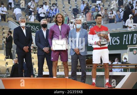 Paris, Frankreich. Juni 2021. Von links, Präsident des französischen Tennisverbands FFT Gilles Moretton, Jim Courier, Finalist Stefanos Tsitsipas aus Griechenland, Bjorn Borg, Sieger Novak Djokovic aus Serbien bei der Siegerehrung des Herrenfinales am 15. Tag von Roland-Garros 2021, French Open 2021, einem Grand Slam Tennisturnier am 13. Juni, 2021 im Roland-Garros-Stadion in Paris, Frankreich - Foto Jean Catuffe/DPPI/LiveMedia Kredit: Unabhängige Fotoagentur/Alamy Live News Stockfoto