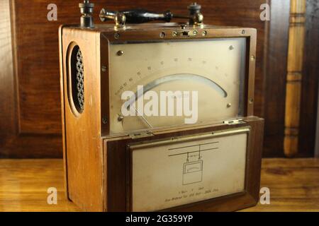 Altes deutsches Voltmeter in schöner Holzkiste. Eines der ersten Voltmeter weltweit. Stockfoto