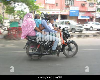 Neu Delhi, Indien - 26. Juni 2013: Indische vierköpfige Familie fährt auf einem Motorrad Stockfoto