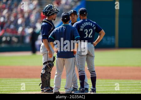 Seattle Mariners Pitching Coach Pete Woodworth besucht den Seattle Mariners Pitcher Yusei Kikuchi (18) während eines MLB-Spiels in der regulären Saison gegen den Clevel Stockfoto