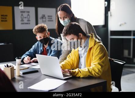 Gruppe von Menschen, die Bildung Klasse im Gemeindezentrum, Coronavirus-Konzept. Stockfoto