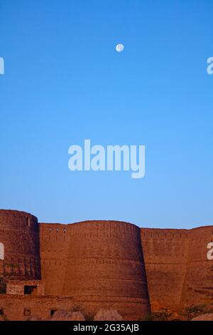 Derawar Fort, ist eine große quadratische Festung in Ahmadpur East Tehsil, Punjab, Pakistan. Etwa 130 km südlich der Stadt Bahawalpur Stockfoto