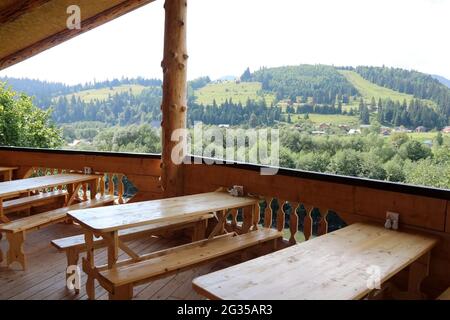 Blick von einem Restaurant am Straßenrand auf die Karpaten Stockfoto