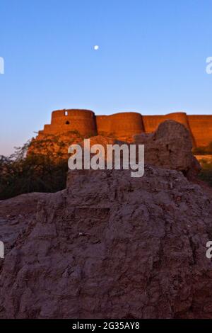Derawar Fort, ist eine große quadratische Festung in Ahmadpur East Tehsil, Punjab, Pakistan. Etwa 130 km südlich der Stadt Bahawalpur Stockfoto