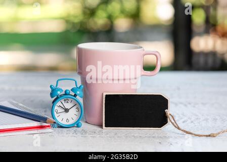 Beruhigende, Erfrischende Umgebung, Ideen Für Den Garten-Coffee-Shop, Entspannungserlebnis Im Freien, Natur Umarmen, Warmes Klima, Außenarbeitsbereich, Schreiben Stockfoto