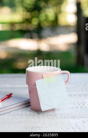 Beruhigende, Erfrischende Umgebung, Ideen Für Den Garten-Coffee-Shop, Entspannungserlebnis Im Freien, Natur Umarmen, Warmes Klima, Außenarbeitsbereich, Schreiben Stockfoto