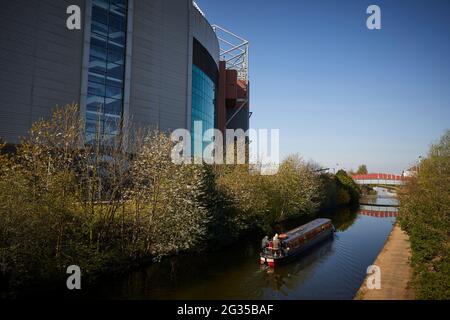 Heimstadion von Manchester United, Old Trafford Stadium, mit dem Bridgewater Canal Stockfoto