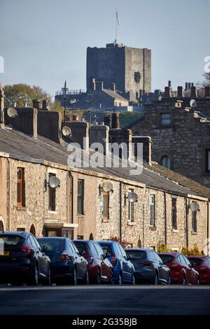 Clitheroe Castle parkte Autos vor steinernen Reihenhäusern entlang der Whalley Road, Ribble Valley in Lancashire Stockfoto