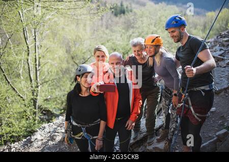 Gruppe von Senioren mit Lehrer Selfie nach Klettern Felsen im Freien in der Natur, aktiven Lebensstil. Stockfoto