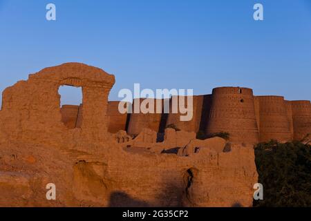Derawar Fort, ist eine große quadratische Festung in Ahmadpur East Tehsil, Punjab, Pakistan. Etwa 130 km südlich der Stadt Bahawalpur Stockfoto