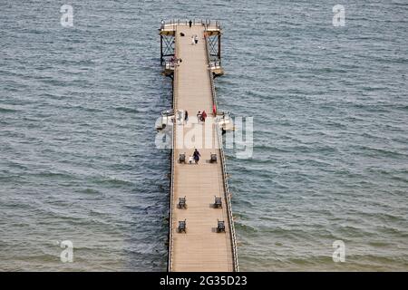 Saltburn-by-the-Sea, Küstenstadt in Redcar und Cleveland, North Yorkshire, England. John Anderson Pleasure Pier in der Nordsee Stockfoto