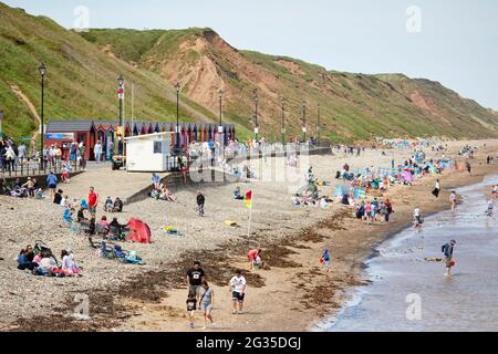 Saltburn-by-the-Sea, Küstenstadt in Redcar und Cleveland, North Yorkshire, England. STRAND UND HÜTTEN Stockfoto