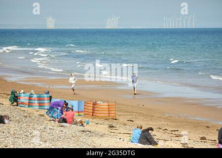 Saltburn-by-the-Sea, Küstenstadt in Redcar und Cleveland, North Yorkshire, England. Windfarmen vor der Küste Stockfoto